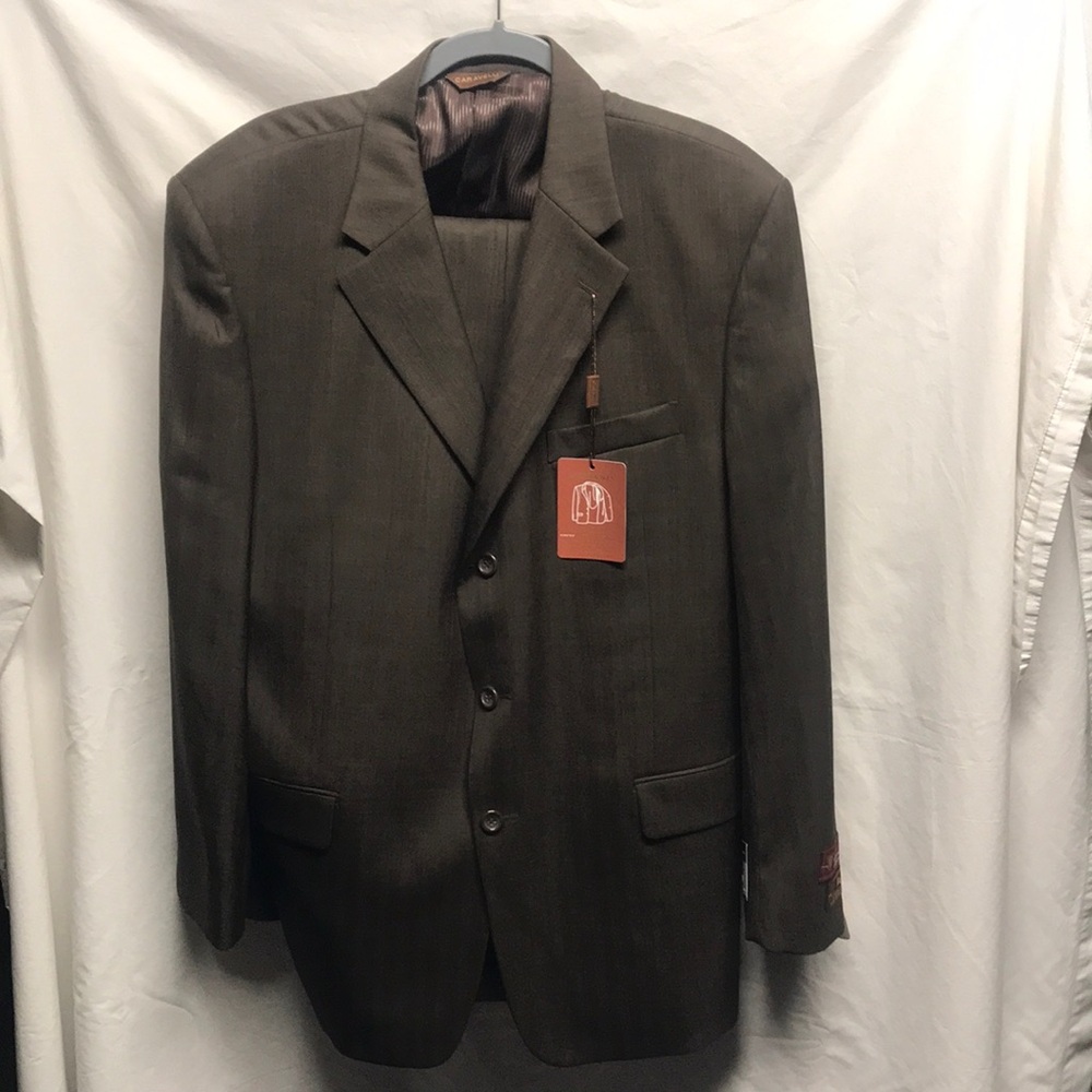 Men’s Caravelli Hi-New-Tex Suits Size 44R
2 piece suit NWT